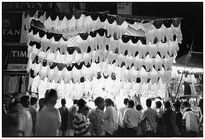 Pondichry,rue Ghandi,vente de maillots de corps