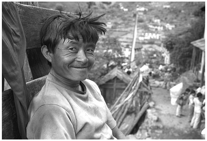 sourire d'un porteur en montant  Nanche Bazar